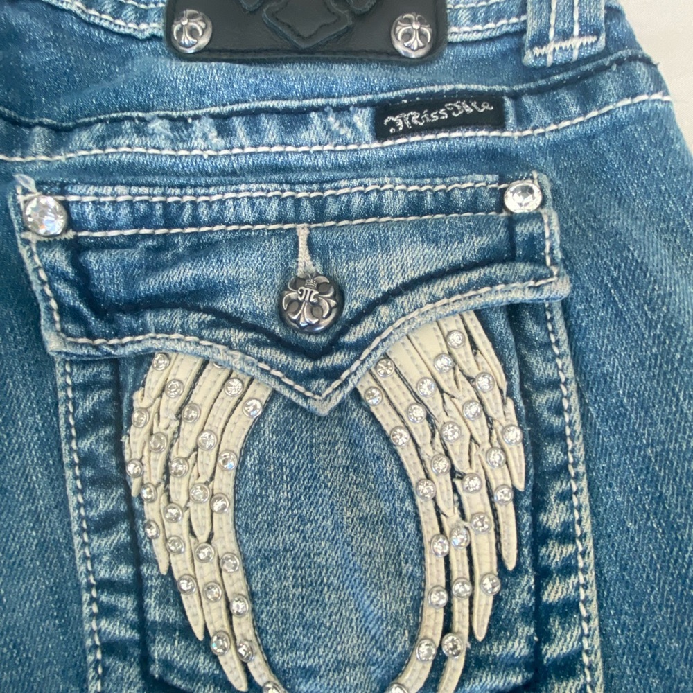 Miss Me capri length jeans with rhinestone design on back pockets. Size 29.